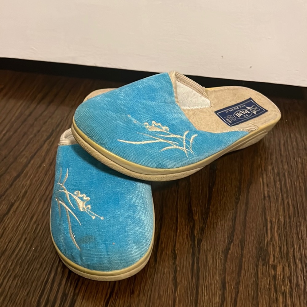 I am selling these slippers that I got in 2016 original. Very comfortable.